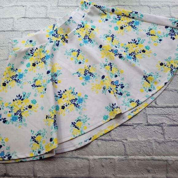 torrid White Floral Scuba Skater Skirt size 1 (plus) - Picture 9 of 12